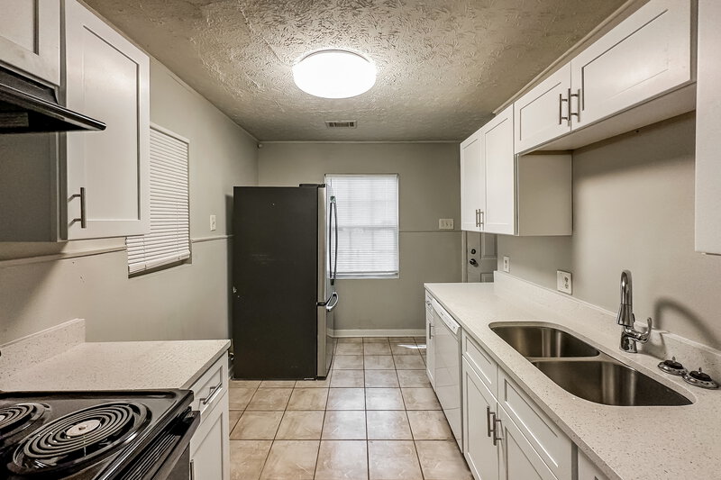 0/Mo, 1959 Oana Street Atlanta, GA 30310 Kitchen View