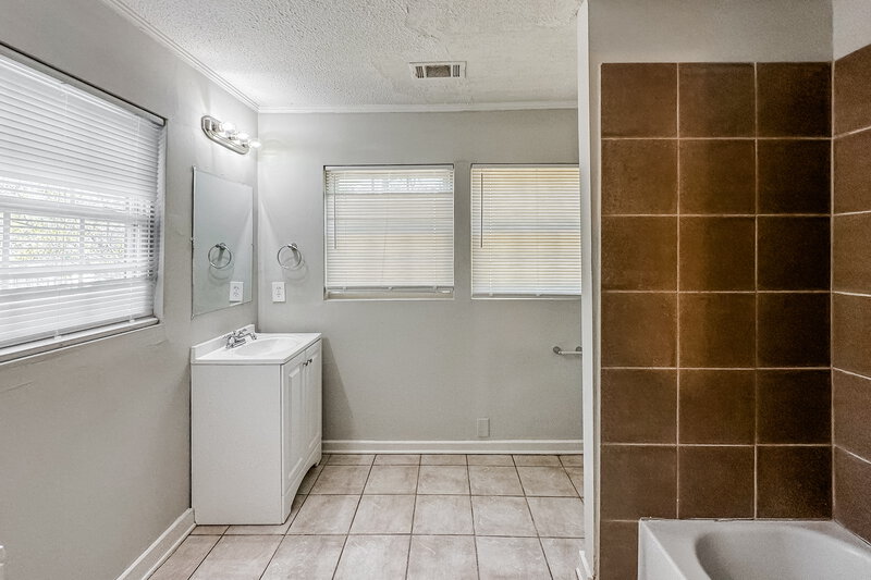 0/Mo, 1959 Oana Street Atlanta, GA 30310 Main Bathroom View