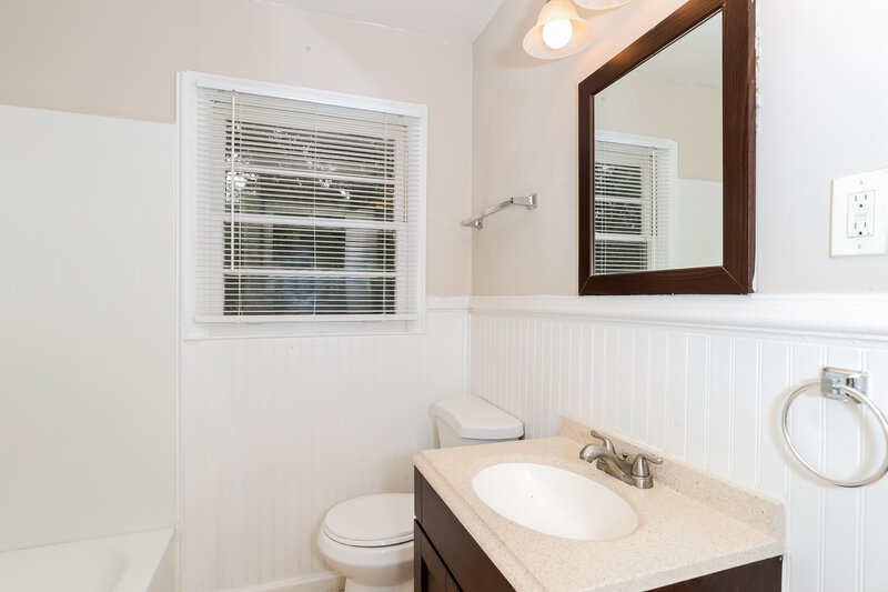 0/Mo, 6281 Denny Lane Mableton, GA 30126 Main Bathroom View