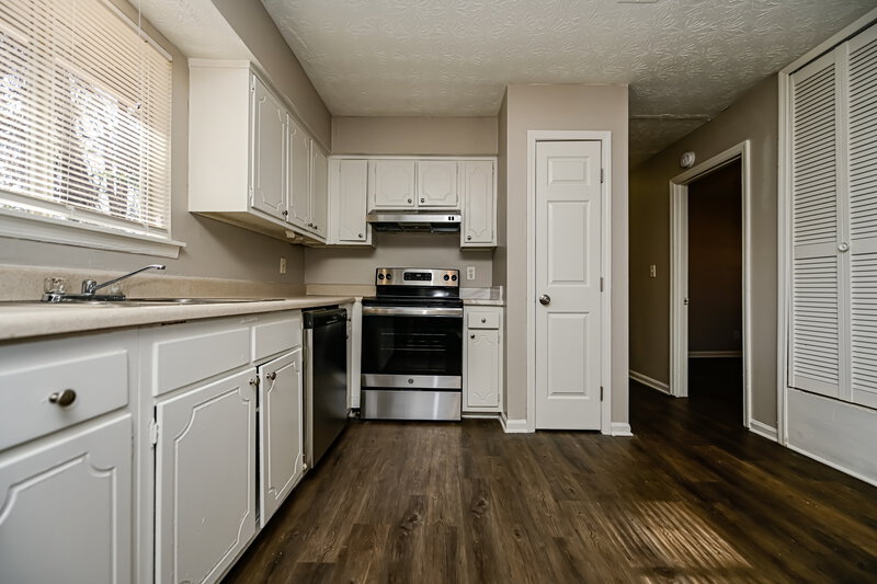 2,030/Mo, 48 Old Post Rd Jonesboro, GA 30238 Kitchen View 2