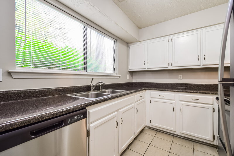 1,575/Mo, 9288 Knoll Court Jonesboro, GA 30238 Kitchen View 2