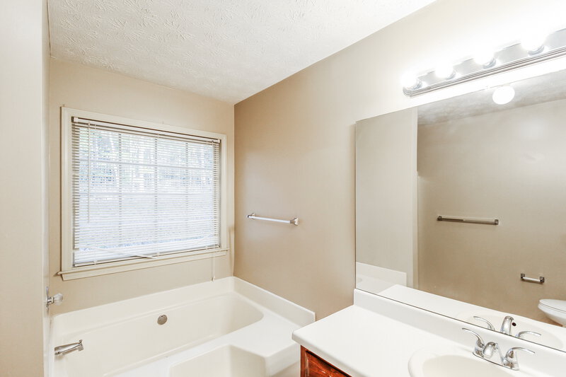 1,895/Mo, 4371 Fiddlers Bend Loganville, GA 30052 Main Bathroom View