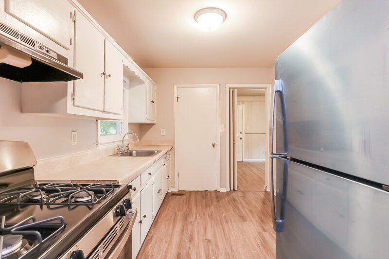 2,100/Mo, 2517 Old Colony Road East Point, GA 30344 Kitchen View