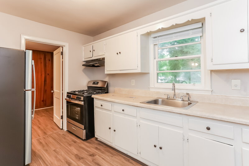 2,100/Mo, 2517 Old Colony Road East Point, GA 30344 Kitchen View 2