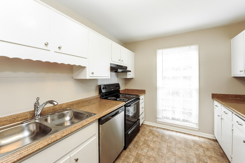 0/Mo, 315 Norcross St Roswell, GA 30075 Kitchen View