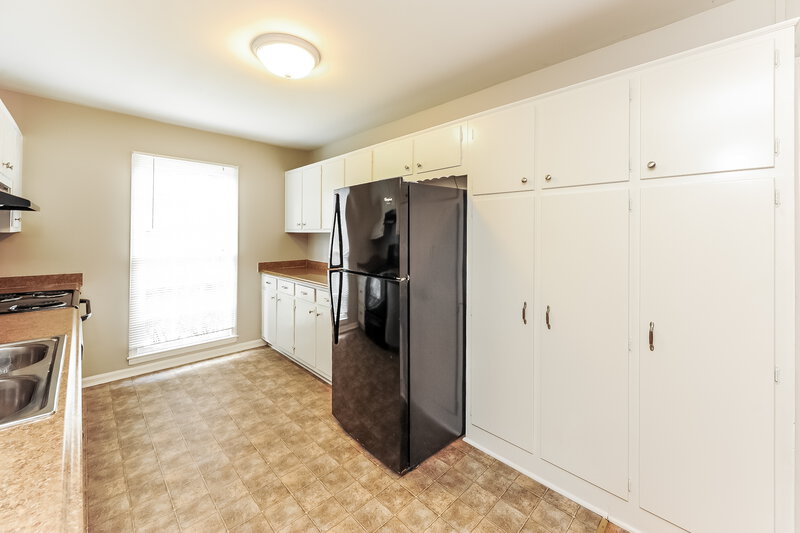 0/Mo, 315 Norcross St Roswell, GA 30075 Kitchen View 2