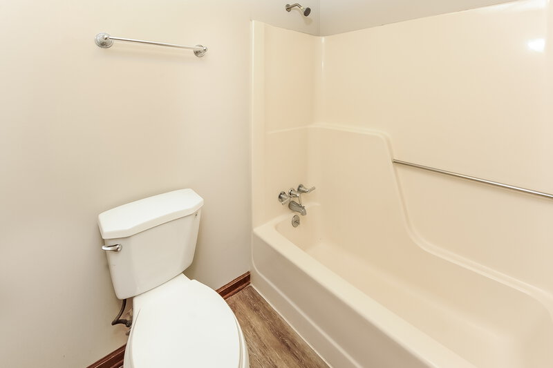 0/Mo, 315 Norcross St Roswell, GA 30075 Main Bathroom View 2