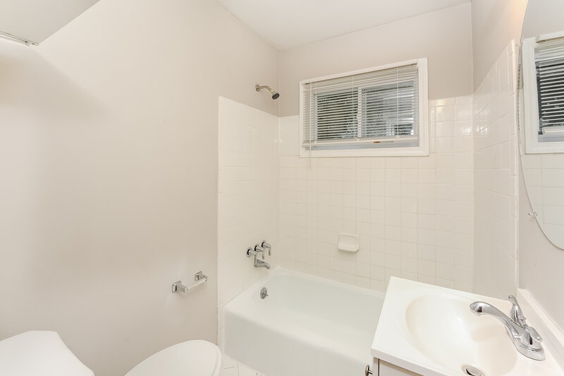 0/Mo, 315 Norcross St Roswell, GA 30075 Bathroom View 2