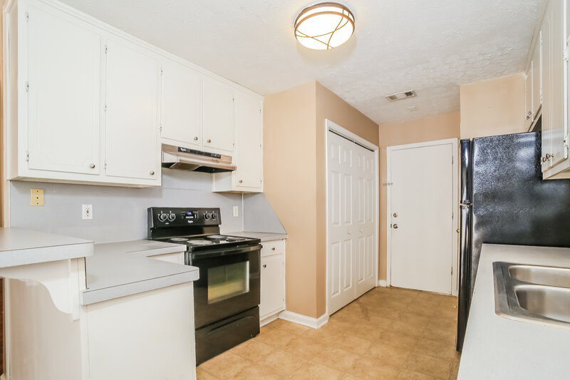 1,980/Mo, 5622 Riverside Drive Sugar Hill, GA 30518 Kitchen View