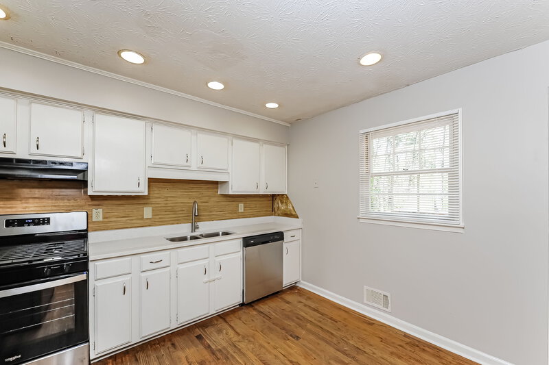 1,850/Mo, 2810 Broxton Mill Court Snellville, GA 30039 Kitchen View 2