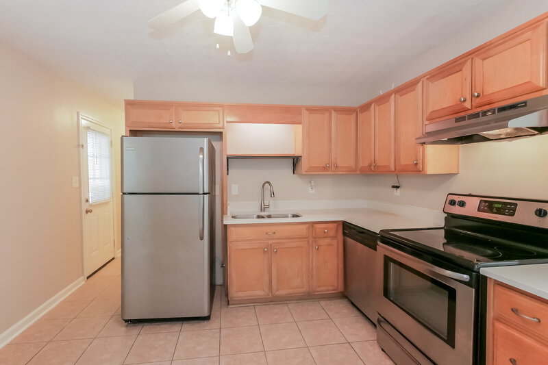 1,500/Mo, 8872 Channing Drive Jonesboro, GA 30238 Kitchen View