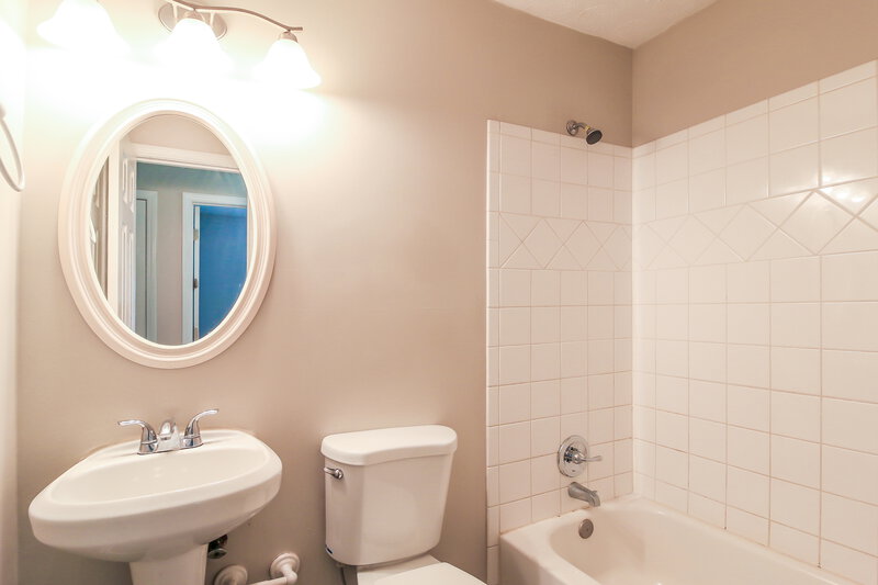 1,570/Mo, 8872 Channing Drive Jonesboro, GA 30238 Bathroom View