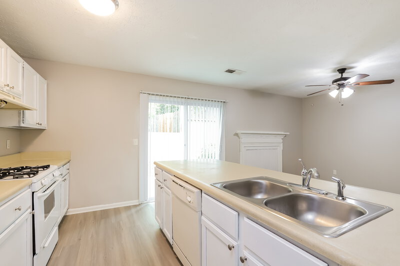 2,625/Mo, 213 Quail Run Roswell, GA 30076 Kitchen View