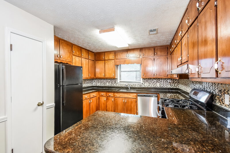 1,860/Mo, 496 Jaywood Drive Stone Mountain, GA 30083 Kitchen View 2