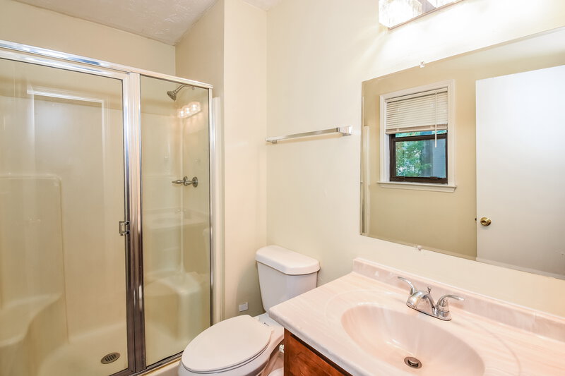 1,860/Mo, 496 Jaywood Drive Stone Mountain, GA 30083 Main Bathroom View