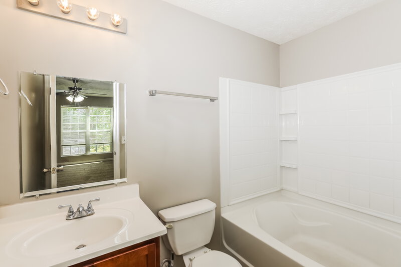 1,570/Mo, 1902 Grove Way Hampton, GA 30228 Main Bathroom View