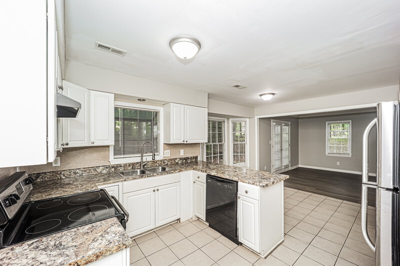 2,285/Mo, 150 Oak Street Fayetteville, GA 30215 Kitchen View