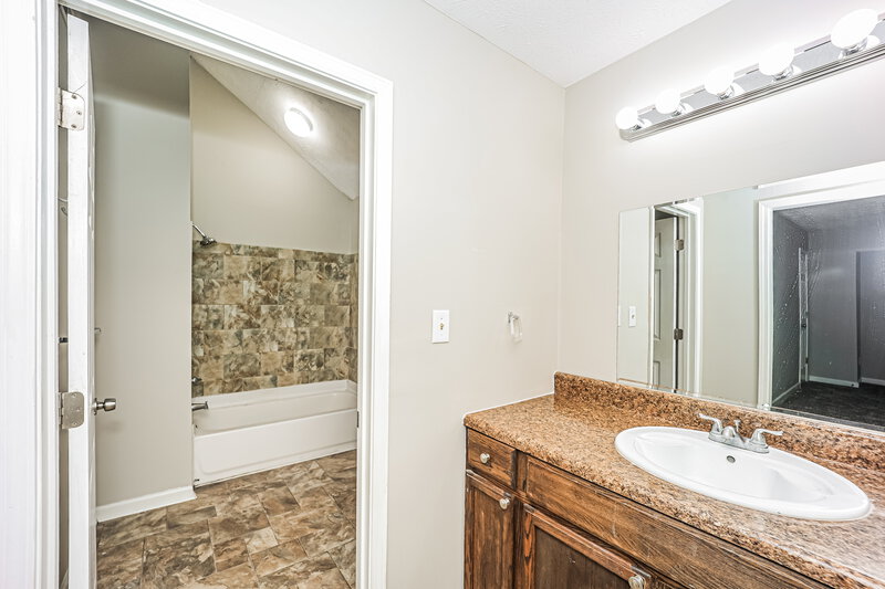 2,285/Mo, 150 Oak Street Fayetteville, GA 30215 Main Bathroom View 2