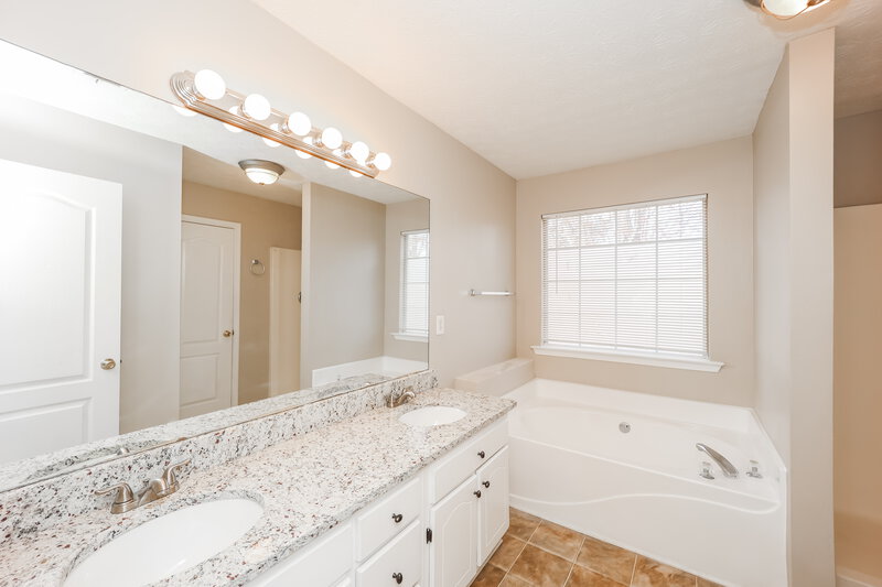 1,855/Mo, 839 Rock Shoals Ct College Park, GA 30349 Main Bathroom View