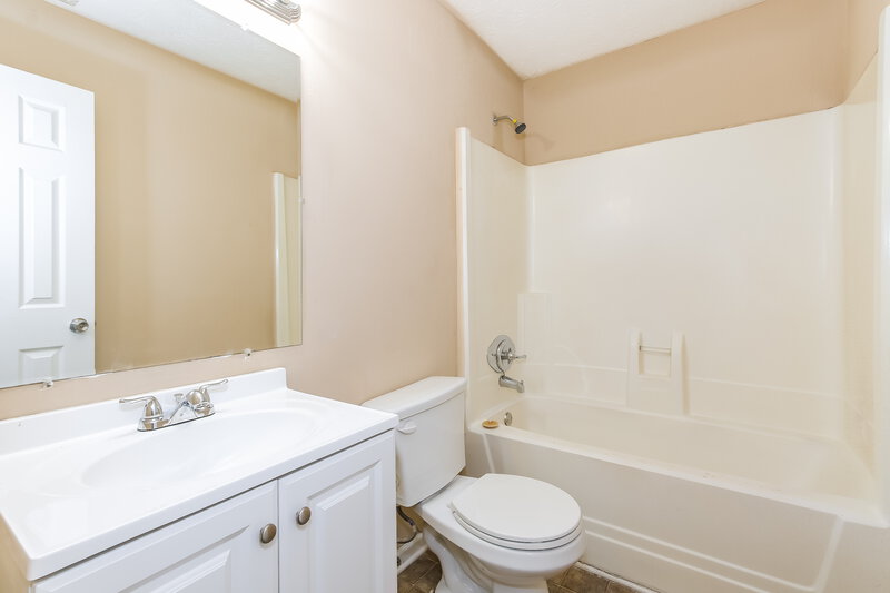 0/Mo, 3451 DEER Trace Lithonia, GA 30038 Main Bathroom View