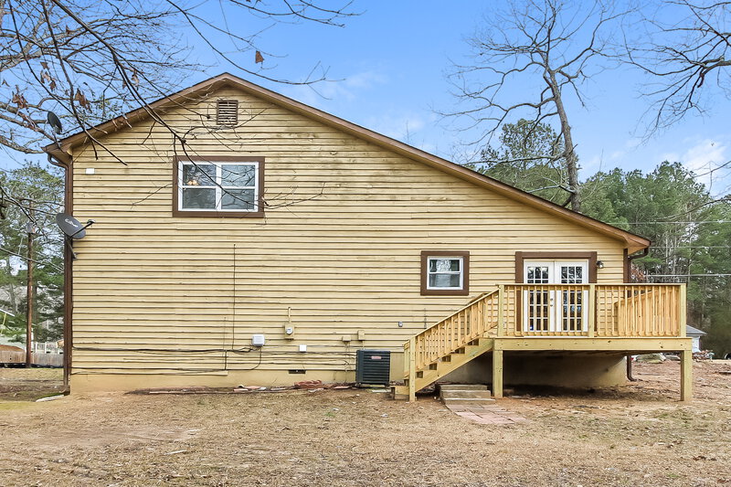 0/Mo, 3451 DEER Trace Lithonia, GA 30038 Rear View