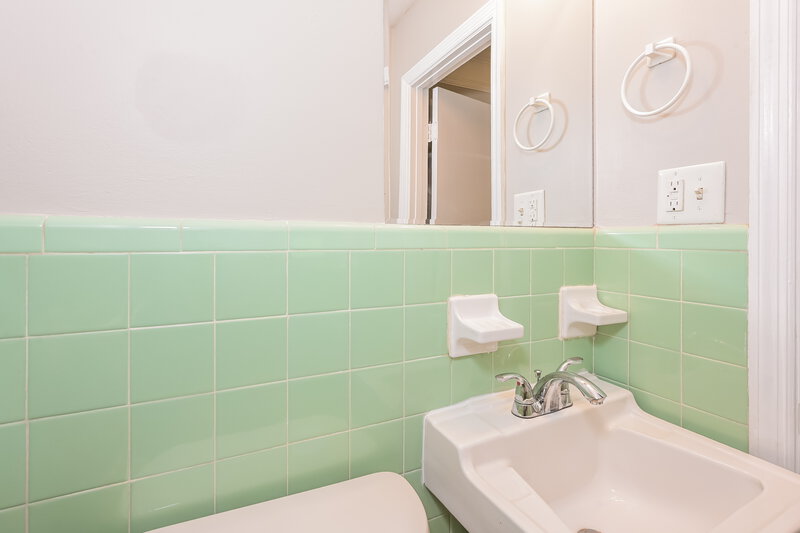 1,605/Mo, 43 Pool Circle Auburn, GA 30011 Bathroom View