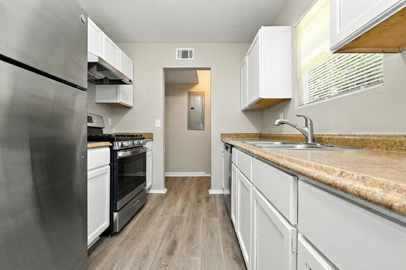 1,540/Mo, 4839 Mainstreet Valley Trace Stone Mountain, GA 30088 Kitchen View