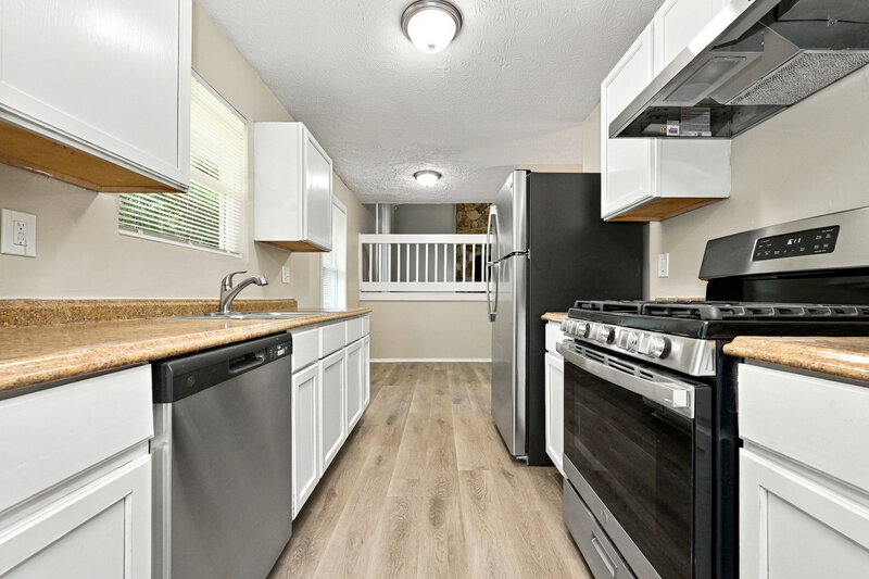 1,540/Mo, 4839 Mainstreet Valley Trace Stone Mountain, GA 30088 Kitchen View 2