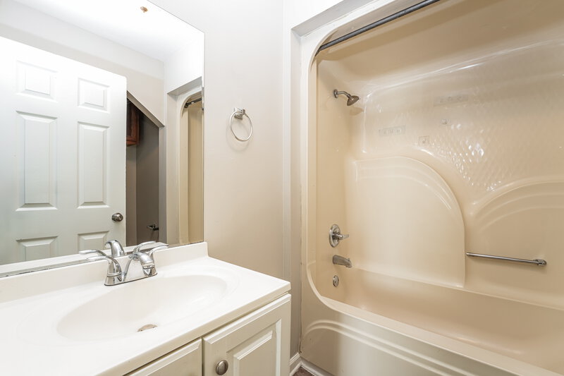 1,725/Mo, 454 New Street Buford, GA 30518 Bathroom View