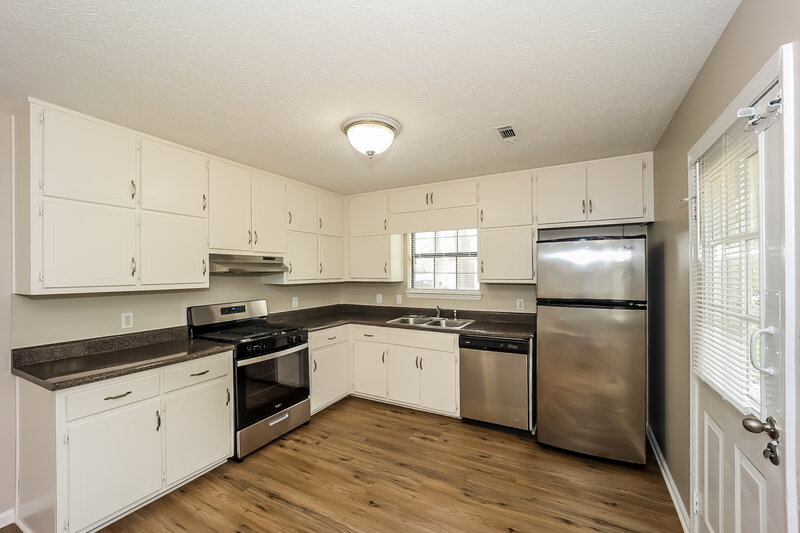 1,670/Mo, 7439 Cardinal Way Riverdale, GA 30274 Kitchen View 2