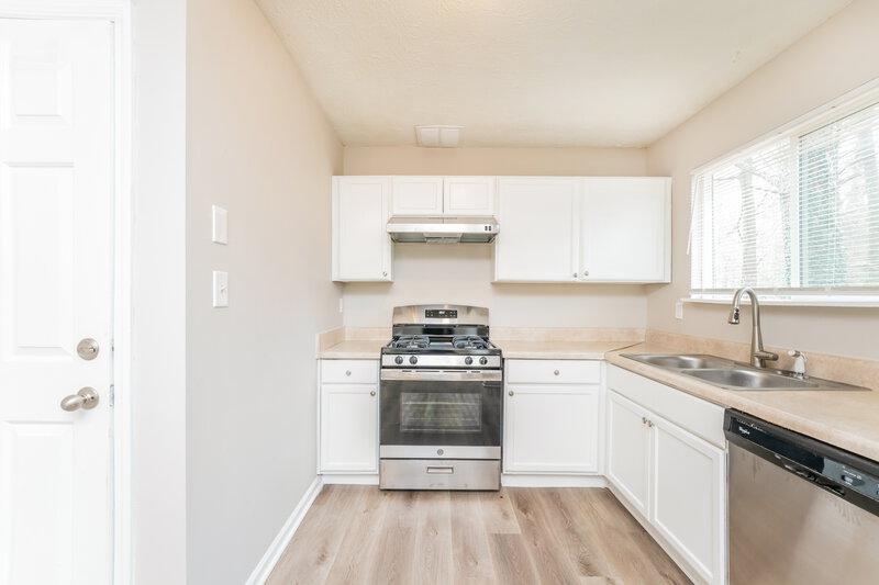 1,690/Mo, 4964 Galbraith Circle Stone Mountain, GA 30088 Kitchen View