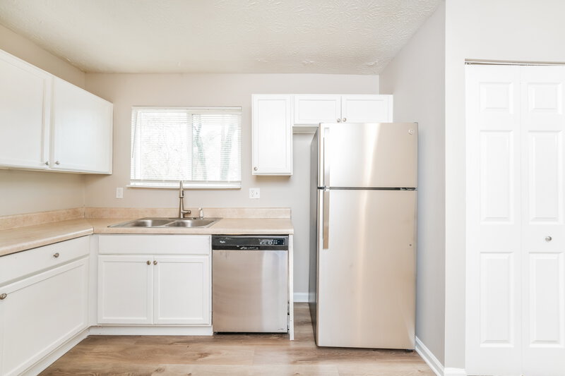 1,690/Mo, 4964 Galbraith Circle Stone Mountain, GA 30088 Kitchen View 2