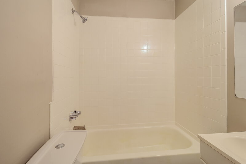 1,960/Mo, 1135 Clark Street Clarkston, GA 30021 Bathroom View