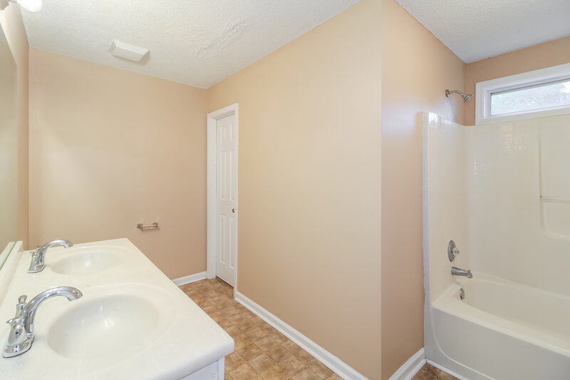 2,460/Mo, 4736 Bob White Run Lithonia, GA 30038 Main Bathroom View