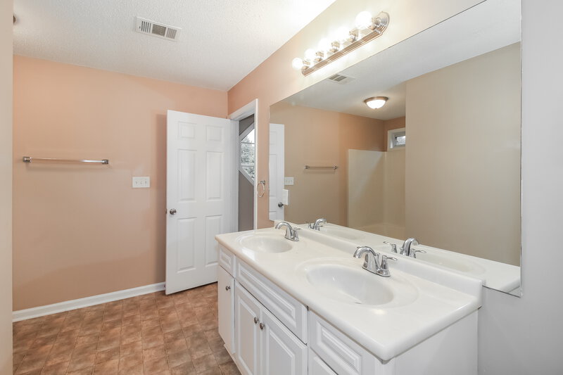 2,460/Mo, 4736 Bob White Run Lithonia, GA 30038 Main Bathroom View 2