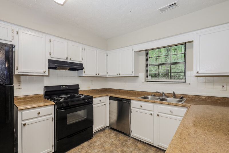 1,620/Mo, 6916 Cumberland Circle Riverdale, GA 30296 Kitchen View