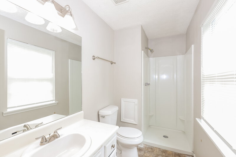 1,620/Mo, 6916 Cumberland Circle Riverdale, GA 30296 Main Bathroom View