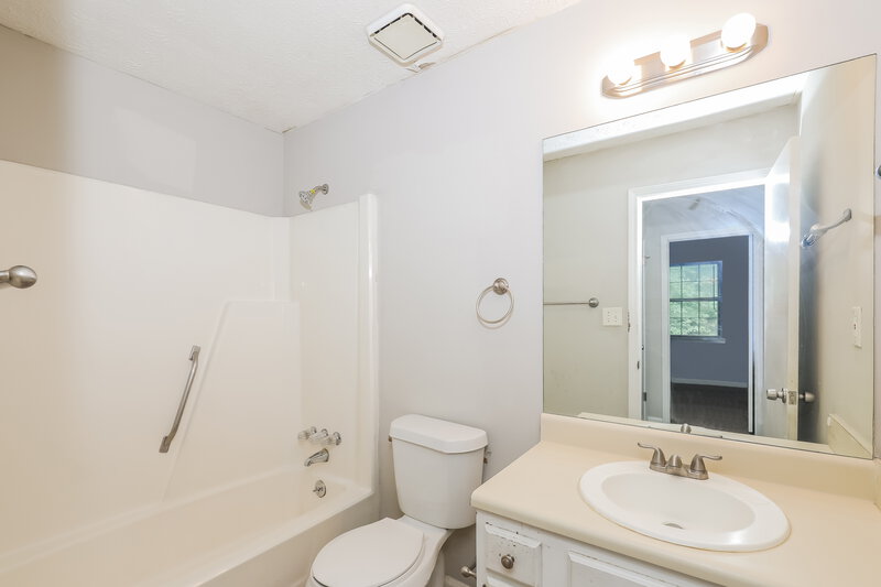 1,620/Mo, 6916 Cumberland Circle Riverdale, GA 30296 Bathroom View