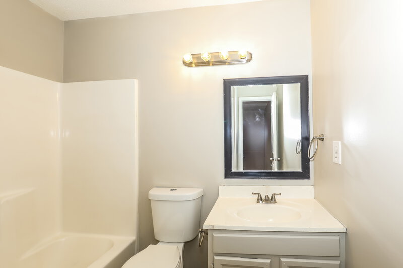 2,005/Mo, 3467 Meadowlane Place SW Atlanta, GA 30331 Main Bathroom View