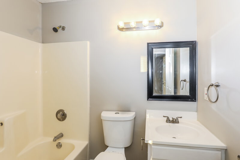 2,005/Mo, 3467 Meadowlane Place SW Atlanta, GA 30331 Bathroom View