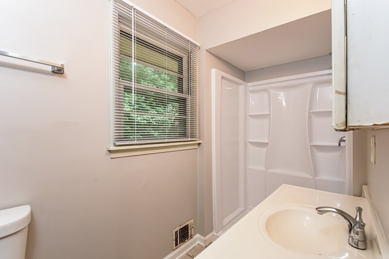 1,645/Mo, 4630 CRESANT LN Douglasville, GA 30135 Main Bathroom View