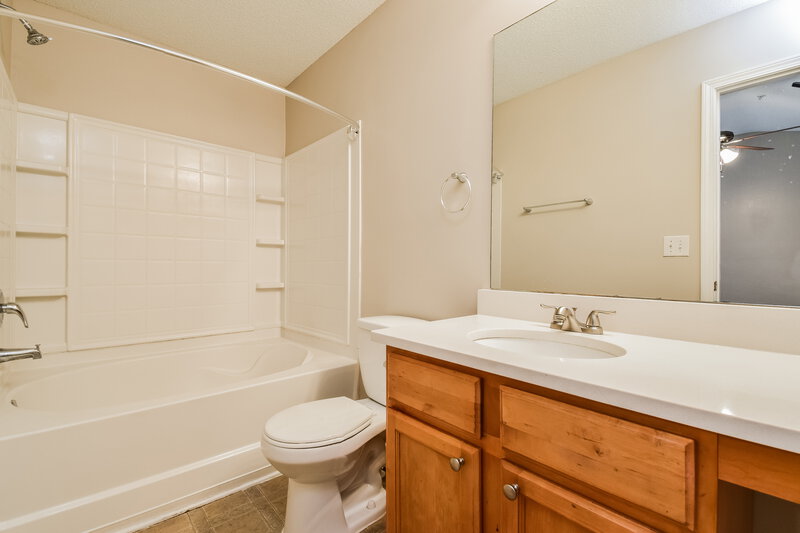 1,600/Mo, 1730 Broad River Rd College Park, GA 30349 Main Bathroom View