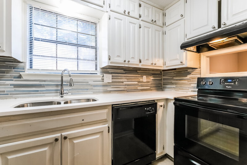 1,450/Mo, 5424 Park Pl Atlanta, GA 30349 Kitchen View 2