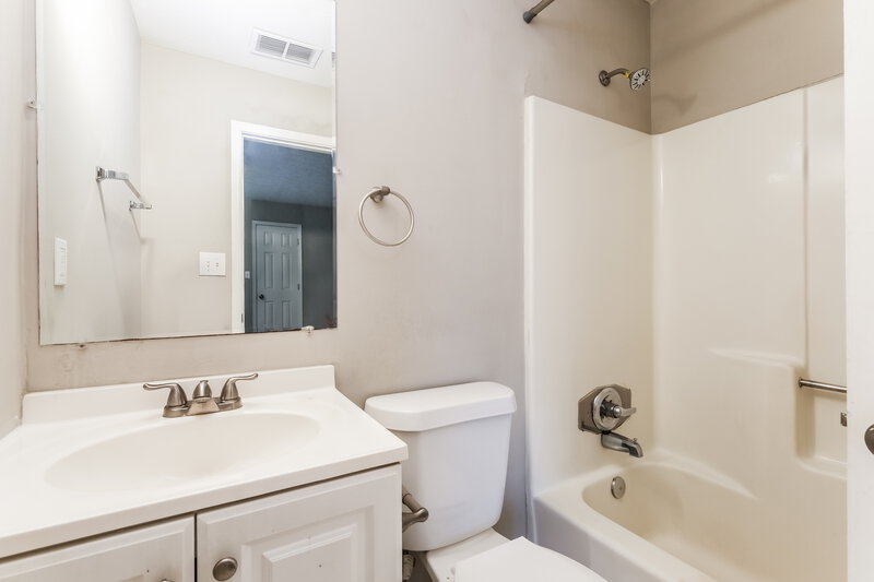 1,450/Mo, 5424 Park Pl Atlanta, GA 30349 Main Bathroom View