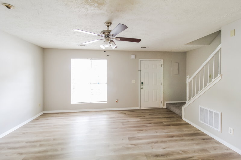 1,470/Mo, 5704 Wells Cir Stone Mountain, GA 30087 Living Room View