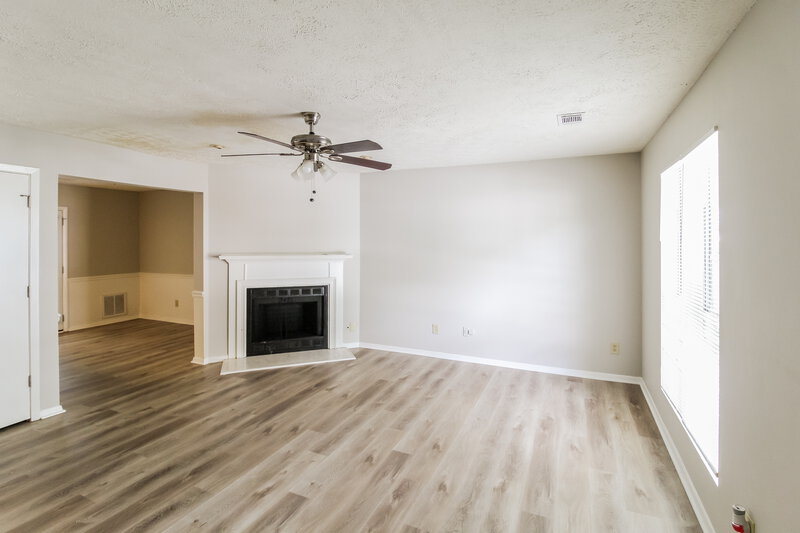 1,470/Mo, 5704 Wells Cir Stone Mountain, GA 30087 Living Room View 2