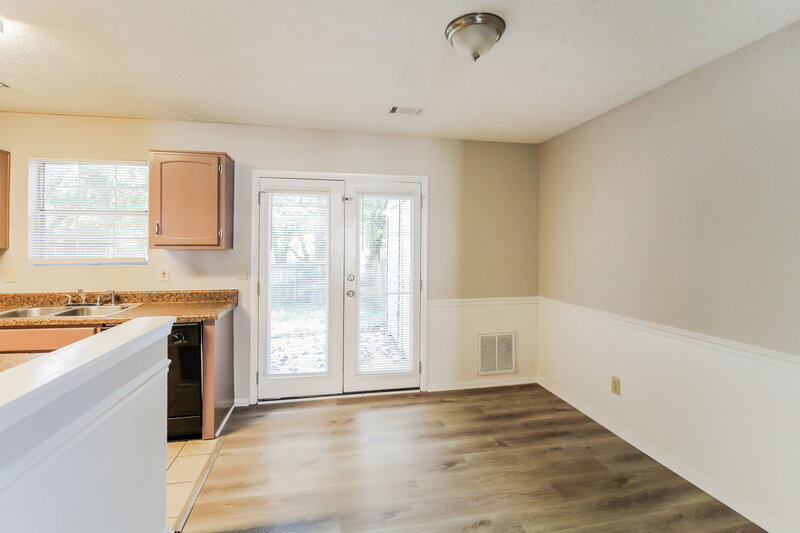 1,470/Mo, 5704 Wells Cir Stone Mountain, GA 30087 Dining Room View