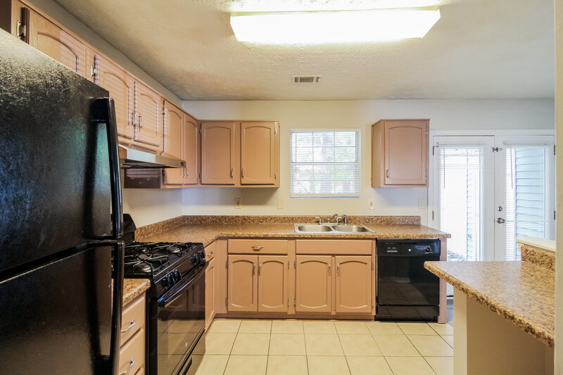1,470/Mo, 5704 Wells Cir Stone Mountain, GA 30087 Kitchen View