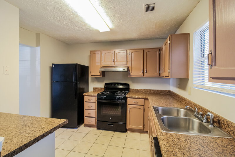 1,470/Mo, 5704 Wells Cir Stone Mountain, GA 30087 Kitchen View 2