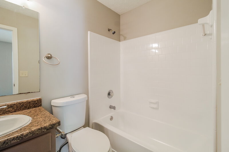 1,470/Mo, 5704 Wells Cir Stone Mountain, GA 30087 Main Bathroom View